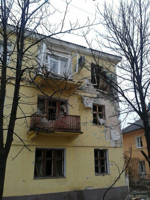 Щастя під артилерійським вогнем: безліч руйнувань житлових будинків (фото, відео). В ніч з 19 на 20 січня, з 20:30 до 4:00 тривав обстріл бойовиками житлових районів міста Щастя.