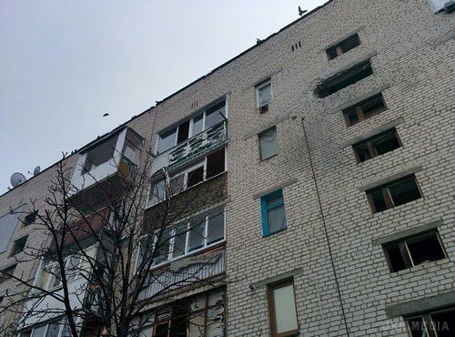 Щастя під артилерійським вогнем: безліч руйнувань житлових будинків (фото, відео). В ніч з 19 на 20 січня, з 20:30 до 4:00 тривав обстріл бойовиками житлових районів міста Щастя.