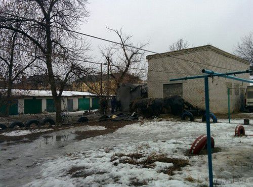 Щастя під артилерійським вогнем: безліч руйнувань житлових будинків (фото, відео). В ніч з 19 на 20 січня, з 20:30 до 4:00 тривав обстріл бойовиками житлових районів міста Щастя.