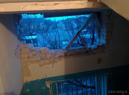 Щастя під артилерійським вогнем: безліч руйнувань житлових будинків (фото, відео). В ніч з 19 на 20 січня, з 20:30 до 4:00 тривав обстріл бойовиками житлових районів міста Щастя.