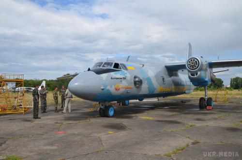 Літак волонтерів доставив поранених «кіборгів» в Одесу (відео). Літак АН-26, який був відремонтований волонтерами з організації «Крила Фенікса», доставив в одеські лікарні 26 «кіборгів». 