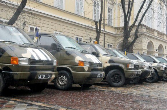 Діаспора США допомогла придбати 10 автомобілів для бійців АТО. На Водохреща зі Львова на Схід відправили 10 автомобілів для бійців АТО – це два мікроавтобуси і вісім позашляховиків.
