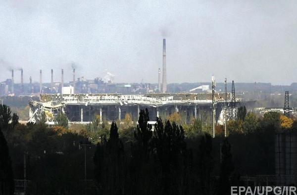 У Донецькому аеропорту жорстокі бої, злітно-посадкова смуга повністю зруйнована. У Донецькому аеропорту тривають запеклі бої.