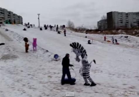 У Красноярську Лунтік, лев і зебра дали відсіч хулігану(відео). Курйозна бійка сталася на сніговій гірці.