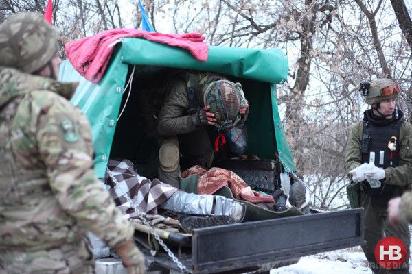 Порятунок поранених "кіборгів". Фоторепортаж з передової. Оскільки військовий лікар в зоні аеропорту - тільки один, безпосередньо в терміналі, всіх поранених вивозять і доставляють в найближчі лікарні.