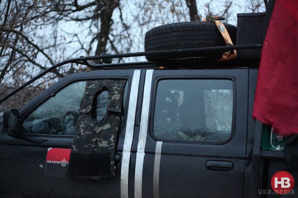 Порятунок поранених "кіборгів". Фоторепортаж з передової. Оскільки військовий лікар в зоні аеропорту - тільки один, безпосередньо в терміналі, всіх поранених вивозять і доставляють в найближчі лікарні.