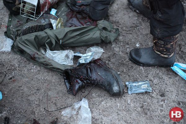 Порятунок поранених "кіборгів". Фоторепортаж з передової. Оскільки військовий лікар в зоні аеропорту - тільки один, безпосередньо в терміналі, всіх поранених вивозять і доставляють в найближчі лікарні.