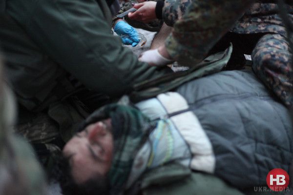 Порятунок поранених "кіборгів". Фоторепортаж з передової. Оскільки військовий лікар в зоні аеропорту - тільки один, безпосередньо в терміналі, всіх поранених вивозять і доставляють в найближчі лікарні.