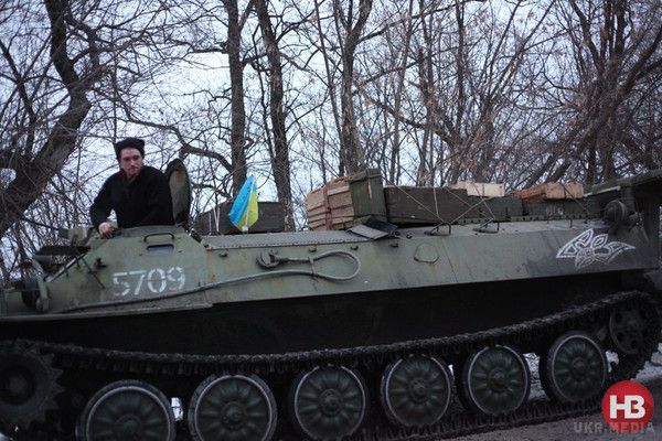 Порятунок поранених "кіборгів". Фоторепортаж з передової. Оскільки військовий лікар в зоні аеропорту - тільки один, безпосередньо в терміналі, всіх поранених вивозять і доставляють в найближчі лікарні.
