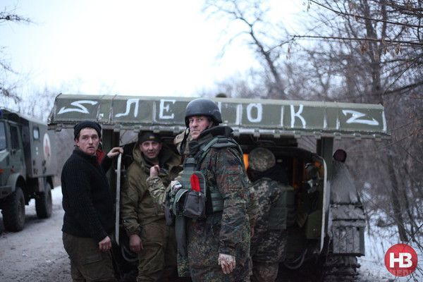 Порятунок поранених "кіборгів". Фоторепортаж з передової. Оскільки військовий лікар в зоні аеропорту - тільки один, безпосередньо в терміналі, всіх поранених вивозять і доставляють в найближчі лікарні.