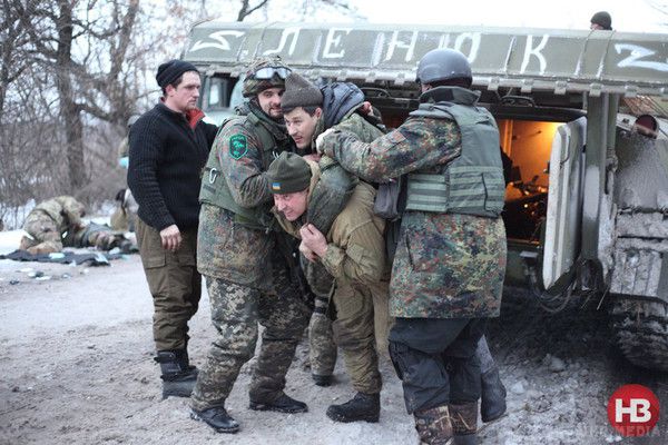 Порятунок поранених "кіборгів". Фоторепортаж з передової. Оскільки військовий лікар в зоні аеропорту - тільки один, безпосередньо в терміналі, всіх поранених вивозять і доставляють в найближчі лікарні.