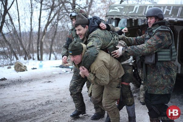Порятунок поранених "кіборгів". Фоторепортаж з передової. Оскільки військовий лікар в зоні аеропорту - тільки один, безпосередньо в терміналі, всіх поранених вивозять і доставляють в найближчі лікарні.