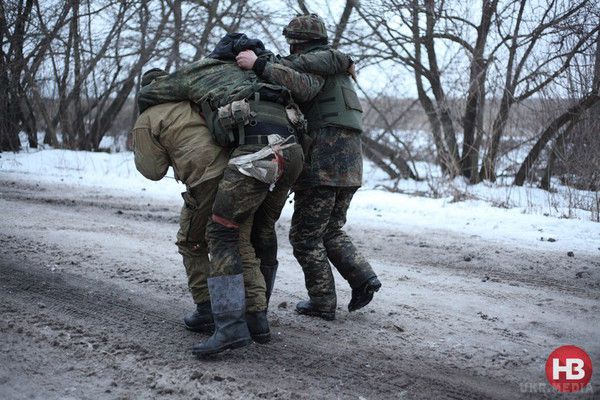 Порятунок поранених "кіборгів". Фоторепортаж з передової. Оскільки військовий лікар в зоні аеропорту - тільки один, безпосередньо в терміналі, всіх поранених вивозять і доставляють в найближчі лікарні.