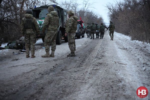 Порятунок поранених "кіборгів". Фоторепортаж з передової. Оскільки військовий лікар в зоні аеропорту - тільки один, безпосередньо в терміналі, всіх поранених вивозять і доставляють в найближчі лікарні.