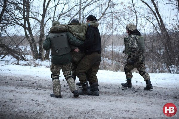 Порятунок поранених "кіборгів". Фоторепортаж з передової. Оскільки військовий лікар в зоні аеропорту - тільки один, безпосередньо в терміналі, всіх поранених вивозять і доставляють в найближчі лікарні.
