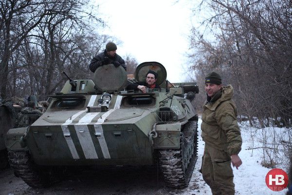 Порятунок поранених "кіборгів". Фоторепортаж з передової. Оскільки військовий лікар в зоні аеропорту - тільки один, безпосередньо в терміналі, всіх поранених вивозять і доставляють в найближчі лікарні.