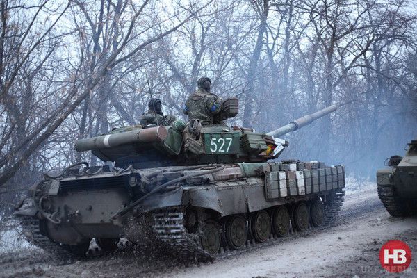 Порятунок поранених "кіборгів". Фоторепортаж з передової. Оскільки військовий лікар в зоні аеропорту - тільки один, безпосередньо в терміналі, всіх поранених вивозять і доставляють в найближчі лікарні.