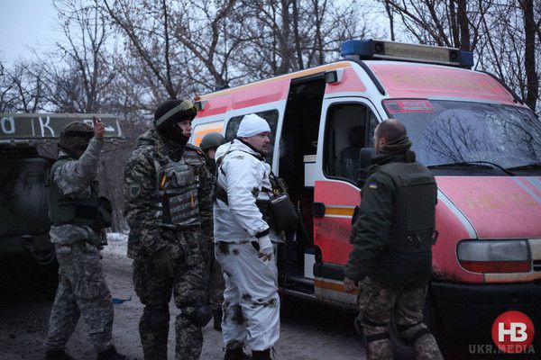 Порятунок поранених "кіборгів". Фоторепортаж з передової. Оскільки військовий лікар в зоні аеропорту - тільки один, безпосередньо в терміналі, всіх поранених вивозять і доставляють в найближчі лікарні.