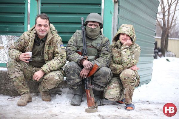 Порятунок поранених "кіборгів". Фоторепортаж з передової. Оскільки військовий лікар в зоні аеропорту - тільки один, безпосередньо в терміналі, всіх поранених вивозять і доставляють в найближчі лікарні.