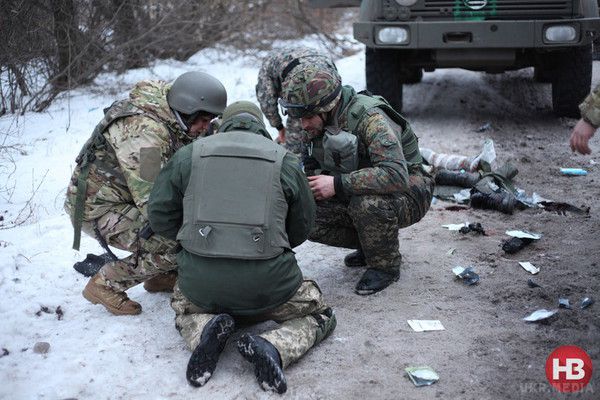Порятунок поранених "кіборгів". Фоторепортаж з передової. Оскільки військовий лікар в зоні аеропорту - тільки один, безпосередньо в терміналі, всіх поранених вивозять і доставляють в найближчі лікарні.