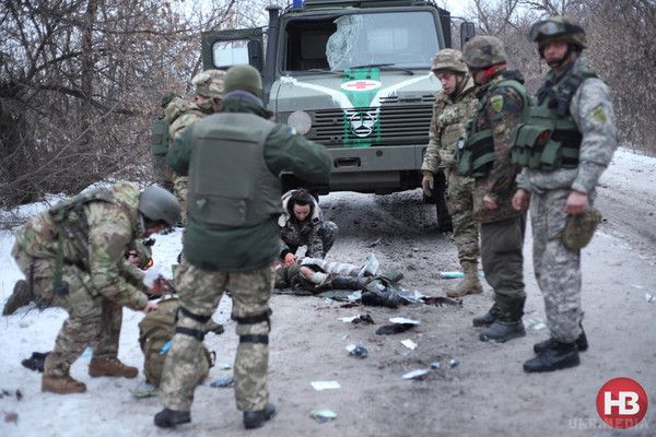 Порятунок поранених "кіборгів". Фоторепортаж з передової. Оскільки військовий лікар в зоні аеропорту - тільки один, безпосередньо в терміналі, всіх поранених вивозять і доставляють в найближчі лікарні.