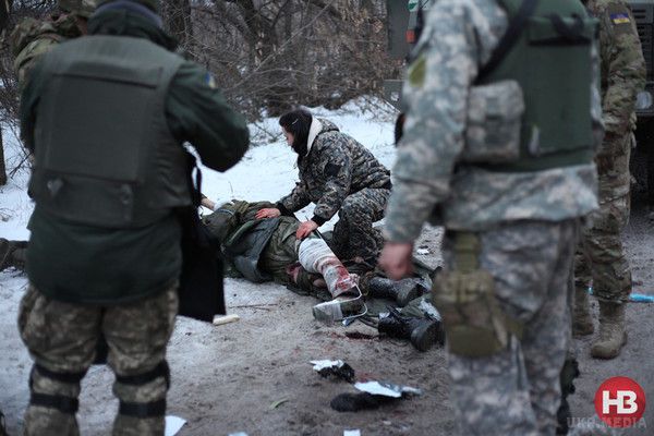 Порятунок поранених "кіборгів". Фоторепортаж з передової. Оскільки військовий лікар в зоні аеропорту - тільки один, безпосередньо в терміналі, всіх поранених вивозять і доставляють в найближчі лікарні.