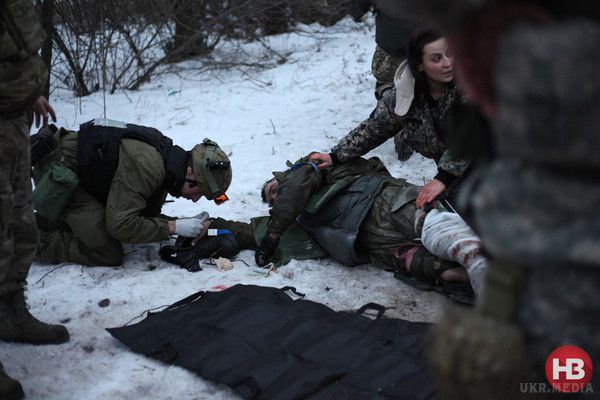 Порятунок поранених "кіборгів". Фоторепортаж з передової. Оскільки військовий лікар в зоні аеропорту - тільки один, безпосередньо в терміналі, всіх поранених вивозять і доставляють в найближчі лікарні.