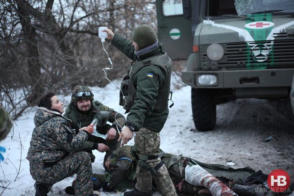 Порятунок поранених "кіборгів". Фоторепортаж з передової. Оскільки військовий лікар в зоні аеропорту - тільки один, безпосередньо в терміналі, всіх поранених вивозять і доставляють в найближчі лікарні.