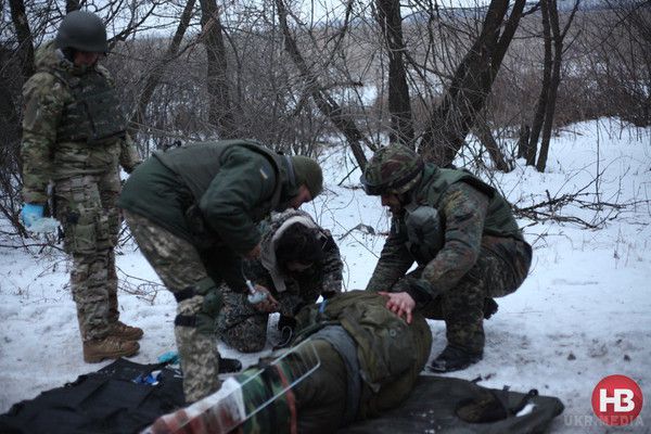 Порятунок поранених "кіборгів". Фоторепортаж з передової. Оскільки військовий лікар в зоні аеропорту - тільки один, безпосередньо в терміналі, всіх поранених вивозять і доставляють в найближчі лікарні.