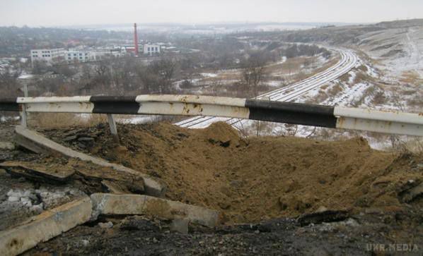 Фотофакт: в Луганській області зруйнований автомобільний міст між містами Стаханов та Ірміно. У мережі з'явилися фотографії руйнувань мосту, який зв'язує населені пункти Ірміно та Стаханов. 