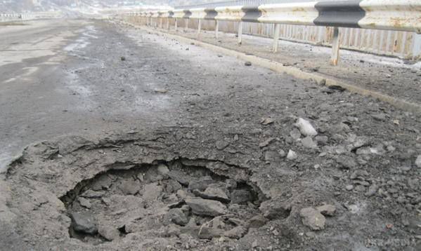 Фотофакт: в Луганській області зруйнований автомобільний міст між містами Стаханов та Ірміно. У мережі з'явилися фотографії руйнувань мосту, який зв'язує населені пункти Ірміно та Стаханов. 