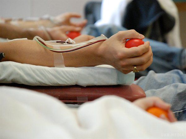 У Красноармійську місцеві жителі здають кров для поранених бійців ЗСУ (фото). 21 січня в лікарню Красноармійська прийшли близько 30 осіб, що бажають стати донорами крові. 