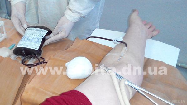 У Красноармійську місцеві жителі здають кров для поранених бійців ЗСУ (фото). 21 січня в лікарню Красноармійська прийшли близько 30 осіб, що бажають стати донорами крові. 
