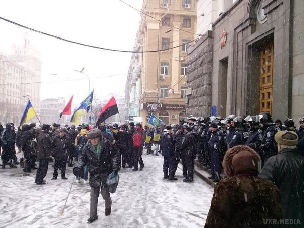У Харкові під стінами міськради почалися сутички (фоторепортаж). У середу, 21 січня, біля будівлі міської ради в Харкові почалися зіткнення між активістами і правоохоронцями.