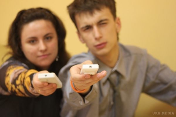 Депутати пропонують Верховній Раді  заборонити фінансування Росією українських ЗМІ. Депутати пропонують Верховній Раді заборонити участь резидентів держави-агресора або держави-окупанта в статутному капіталі вітчизняних медіакомпаній з метою захисту інформаційного суверенітету України.
