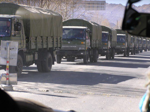 Тільки що в Луганську пройшла колона військових вантажівок на Станицю Луганську. 21 січня близько 19:00 в Луганську зафіксована колона військової техніки. Як повідомило джерело, військові вантажівки були помічені в районі кварталу 50-років Жовтня. 
