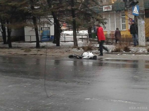 У Донецьку снаряди влучили в зупинку – є загиблі (фото,відео).  Люди попадали як підкошені, у будинках поруч вікна повилітали