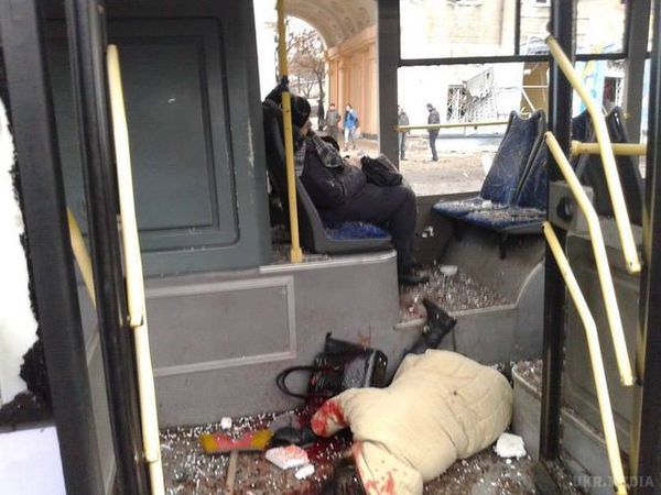 У Донецьку снаряди влучили в зупинку – є загиблі (фото,відео).  Люди попадали як підкошені, у будинках поруч вікна повилітали