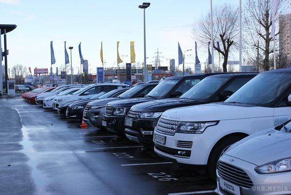 Український авторинок повернувся в 90-і. Ринок нових автомобілів в 2014 році склав 99,3 тис. одиниць. Це на 54% менше, ніж роком раніше.