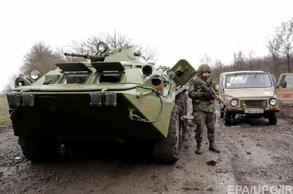 Біля 31 і 29 блокпостів сили АТО знищили танки бойовиків. Сьогодні російсько-терористичні війська на танках намагались зайти з флангу, але бійці утримуючі 29-й блокпост, знищивши одну з машин агресора, розгорнули терористів назад.