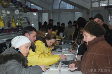 За добу на гарячу лінію Гуманітарного штабу подзвонили більше 9000 жителів Донбасу. Люди у відчаї, просили не залишати їх у біді
