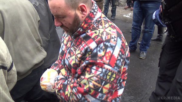 "Кіборгів" поставили на коліна на тролейбусній зупинці в Донецьку. Полонених бійців "ДНР" привели на місце ранкової трагедії. Це другий марш полонених у місті.