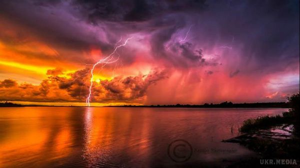 Дивовижна краса найнебезпечніших бурь і блискавок у Флориді (фото). Фотограф Джастін Баттлс «полює» на захід сонця і прояви буяння дикої природи протягом багатьох років у Флориді. Але його останнім інтересом стали бурі і блискавки