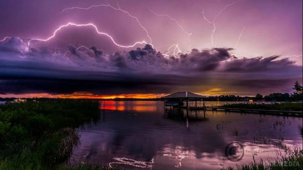 Дивовижна краса найнебезпечніших бурь і блискавок у Флориді (фото). Фотограф Джастін Баттлс «полює» на захід сонця і прояви буяння дикої природи протягом багатьох років у Флориді. Але його останнім інтересом стали бурі і блискавки