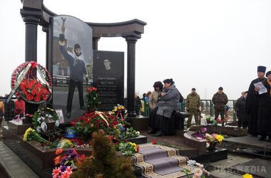 Друг сім'ї Нігояна: "Батьки Сергія, як жили бідно, так і живуть". Рідну школу героя Майдану назвали його ім'ям