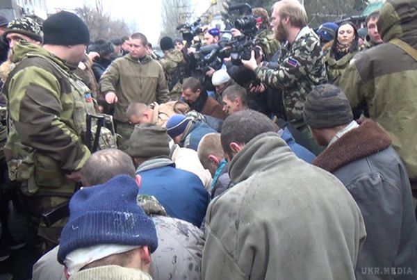 Правозахисники обурилися "парадом полонених" в Донецьку. Міжнародна правозахисна організація Amnesty International висловила обурення у зв'язку з жорстоким поводженням з полоненими українськими військовими з боку "ДНР" в Донецьку.