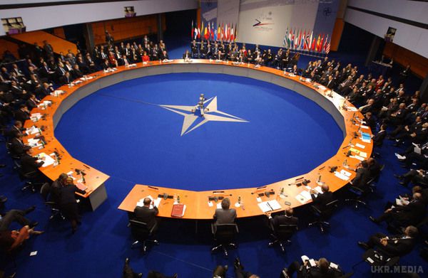 У НАТО обговорили можливі сценарії розвитку в Україні, щоб мати можливість на них реагувати.. Про це в Брюсселі по завершенні засідання військового Комітету НАТО повідомив його голова.