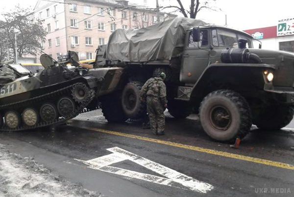 У Донецьку зіткнулися КАМАЗ, БТР та пасажирський автобус. У Донецьку сталося чергове ДТП за участю військової техніки. Близько полудня за неясних причин лоб в лоб зіткнулися КАМАЗ і пасажирський автобус "Еталон". 