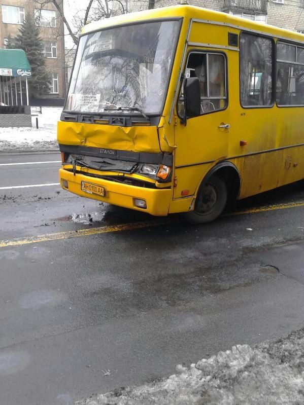 У Донецьку зіткнулися КАМАЗ, БТР та пасажирський автобус. У Донецьку сталося чергове ДТП за участю військової техніки. Близько полудня за неясних причин лоб в лоб зіткнулися КАМАЗ і пасажирський автобус "Еталон". 