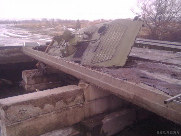 Понтонний міст не витримав бронемашину бойовиків (фото, відео). 22 січня у мережі з'явилися фото та відео-матеріали понтонного мосту, через який намагався проїхати БМП бойовиків. 